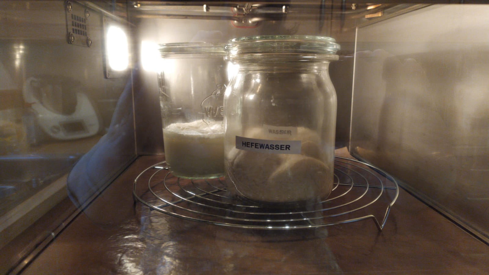 Sauerteig reift im Backofen